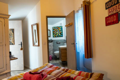 Chambres d'hôtes, Espelette, art, table d'hôte, deux personnes, couple, art, tableau, lit, lumière, wc, douche salle d'eau, étagère. 
