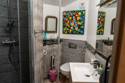 Chambres d'hôtes, table d'hôte, Espelette, salle d'eau, douche, lavabo, toilette, deux personnes, tableau, art.
