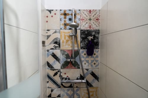 Chambres d'hôtes, table d'hôte, Espelette, salle d'eau, douche, lavabo, toilette, cinq personnes,  famille, tableau, art.
