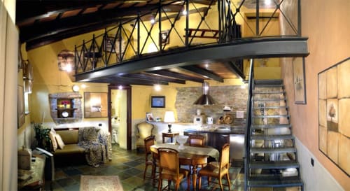 Appartamento Orchidea presso Dimora i Manichei, Monforte d'Alba: illuminazione calda, loft con mezzanino, cucina, sala da pranzo, living