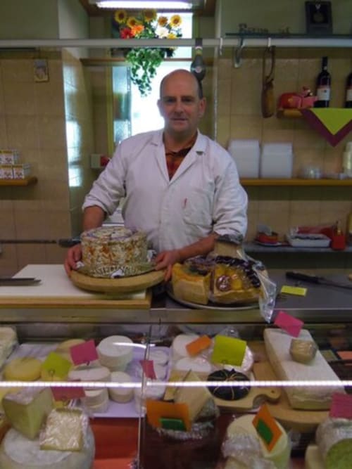 Il panettiere espone le torte presso la panetteria Dimora i Manichei a Monforte d'Alba, Italia