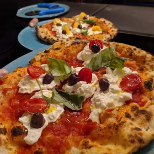 Pizze gourmet con mozzarella fresca, pomodori e basilico presso Dimora i Manichei a Monforte d'Alba