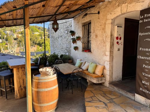 Une épicerie fine, avec également également une restauration en terrasse, juste à côté de l’appartement