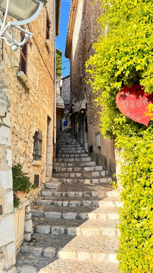 Une. Des rues typiques du village.