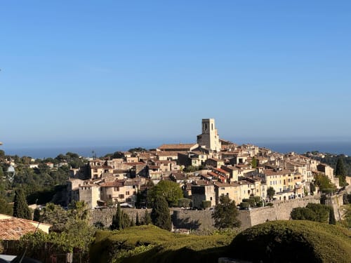 Une vue dominante sur le village, depuis la chapelle au-dessus de la poste avec enfants, la Mer Méditerranée