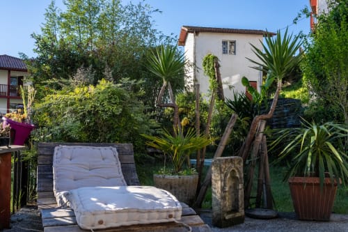 Coin détente au calme dans le jardin du Moulin de Pascale, hébergement ressourçant à Espelette près de Biarritz.