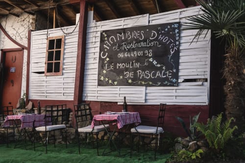 Panneau d'accueil du Moulin de Pascale à Espelette, chambres d'hôtes et restaurant avec terrasse typique du Pays Basque.