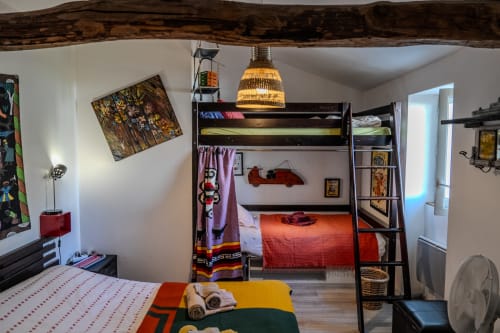 Grande chambre familiale Mondarrain pour 5 personnes au Pays Basque : lit double, lits superposés et poutre apparente authentique.
