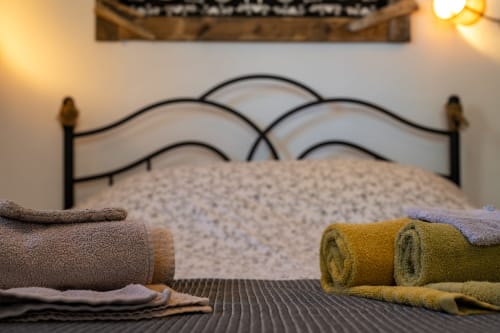 Détail de l'accueil personnalisé au Moulin de Pascale : serviettes de bain moelleuses et linge de lit de qualité dans la chambre Socoa