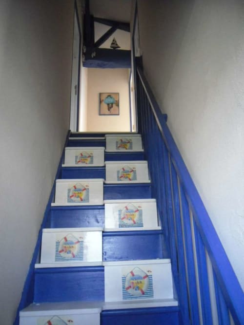 Blaue Treppe mit nautischen Segelschiff-Fliesen im Le Manoir Lacustre, einem Küsten-Gästehaus in Queyrac, Frankreich