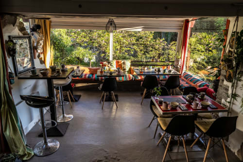 Salle de restaurant et petit déjeuner conviviale à Espelette avec vue jardin, idéale pour un déjeuner local au calme.