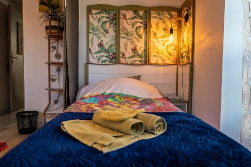 Troisième couchage de la chambre Guéthary pour 3 personnes, décor tropical original et literie confortable au Moulin de Pascale.