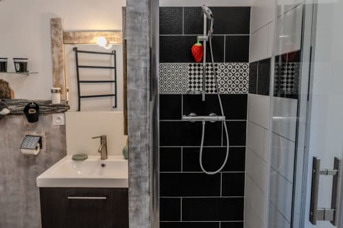 Salle d'eau privée de la chambre Socoa : design moderne avec carreaux de ciment, meuble vasque élégant et propreté impeccable au moulin.