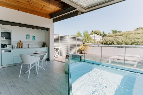 Terrasse moderne avec piscine à débordement, kitchenette et vue sur mer à l'Habitation l'SEO, Sainte-Anne