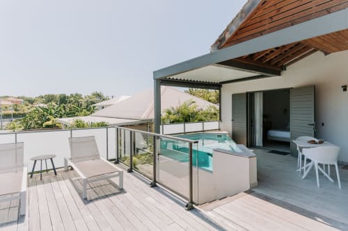 Terrasse sur le toit de l'Habitation I'SEO à Sainte-Anne avec transats, bain à remous et vue sur l'océan