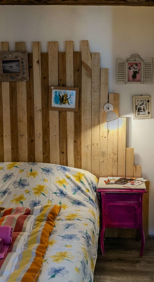 Zoom sur l'ambiance romantique de la chambre Banca : mobilier chiné, couleurs fuchsia et charme d'une maison d'hôtes authentique.