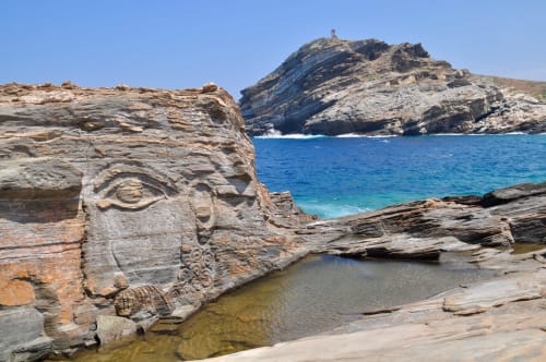 Visiter les paysages fantastiques de Tinos à partir de la dream cave villa: ici, Panormos sur le côte nord de l'île