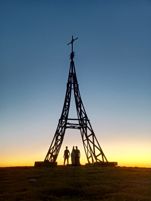 Estructura de cruz de madera recortada al atardecer cerca de Casa Lafuente, Lukiano