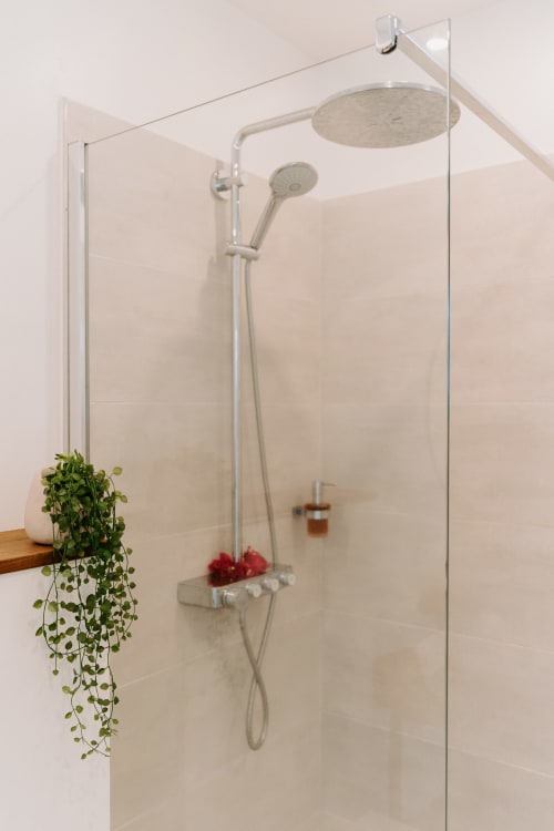 Douche moderne avec pomme de douche pluie et douchette à main à l'Habitation l'SEO en Guadeloupe