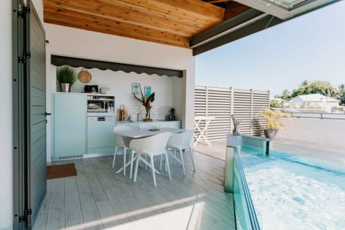 Appartement moderne avec piscine à Habitation l'SEO à Sainte-Anne, cuisine turquoise, salle à manger et petite piscine privée