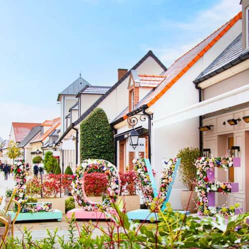 Residence Disneyland Place Toscane courtyard in Serris with flowering displays and charming European architecture