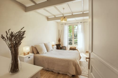 chambre avec lit double du mas des olivades avec lavande en décoration