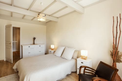 vue d'ensemble d'une belle chambre couleur ocre dans le mas des olivades