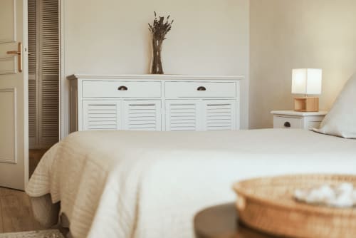 vue sur un lit double king size du mas des olivades
