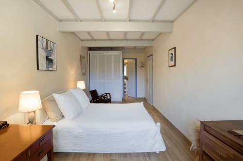 vue latérale d'une chambre dans le mas des olivades à pernes les fontaines