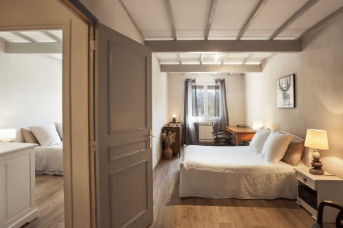 vue sur le côté d'une chambre avec lit double dans le mas des olivades à pernes les fontaines
