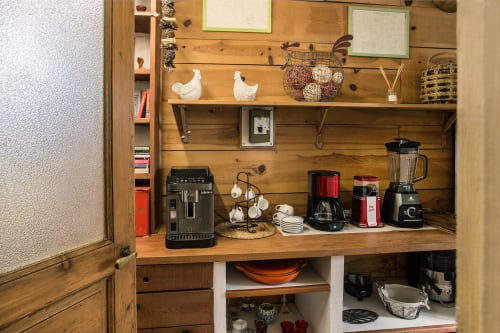 cellier du mas des olivades équipé de cafetière et autres appareils éléctroménagers