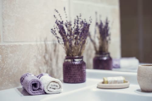photo de près des éléments de la salle de bain du mas des olivades