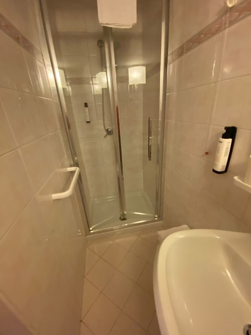 Bagno moderno in Alloggio Le Casette a Verona con doccia in vetro, WC e pareti in piastrelle bianche