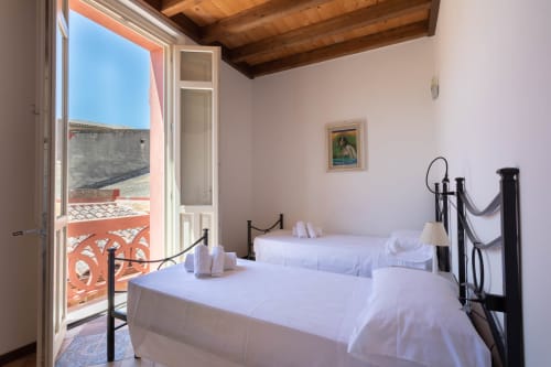 Camera luminosa con due letti e terrazza in terracotta, Maison Belle Époque, Oristano