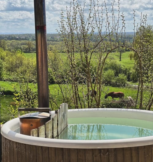 Bain à remous avec vue sur les vignobles à La Maison De Fleurat, Domeyrot France