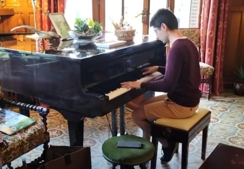 Adelon Nisi au piano Domaine des Thomins Maison d'hôte Cisai Saint-Aubin Hôtel Gacé
