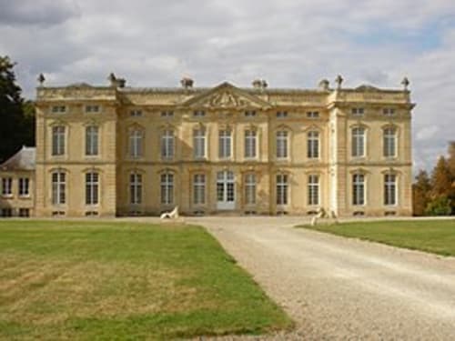 Château du Bourg Saint-Léonard proche du Domaine des Thomins Maison d'hôte Cisai Saint-Aubin Hôtel Gacé
