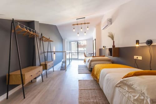 Estudio moderno en J&A Apartments Terrassa con dos dormitorios, muebles de madera y decoración contemporánea