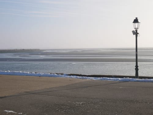 Plage du Crotoy avec réverbère vintage, eaux calmes de la baie et rivage sablonneux près du Gite Les Mouettes Blessées