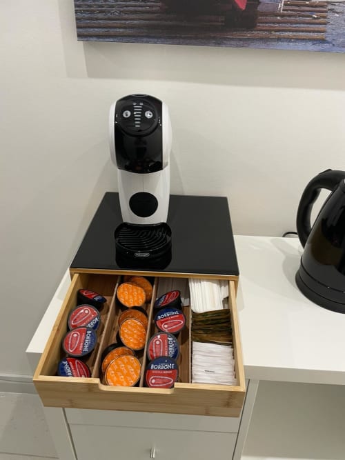 Macchina da caffè con organizzatore capsule nella camera d'hotel La Maison Srls, Bari Italia