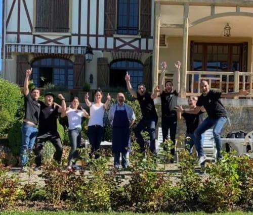 Une équipe formidable lors d'un tournage au Haras National du Pin proche du Domaine des Thomins Maison d'hôte Cisai Saint-Aubin Hôtel Gacé