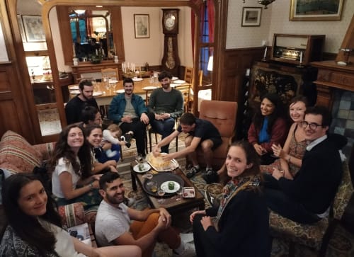 Un groupe de personne formidable à l'heure de l'apéritif dans le salon du Domaine des Thomins Maison d'hôte Cisai Saint-Aubin Hôtel Gacé