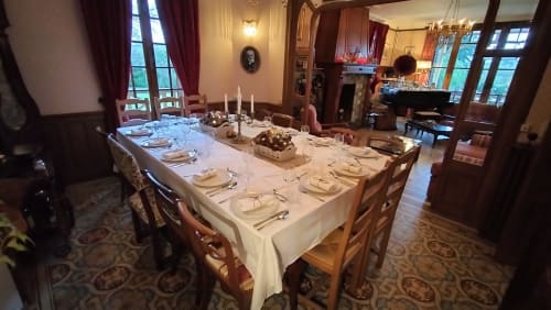 Table d'hôtes dressée pour le dîner au Domaine des Thomins Maison d'hôte Cisai Saint-Aubin Hôtel Gacé