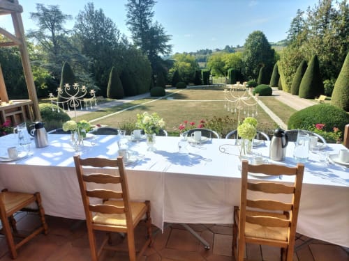 Table dressée pour un déjeuner en plein air sur la terrasse supérieure du Domaine des Thomins Maison d'hôte Cisai Saint-Aubin Hôtel Gacé
