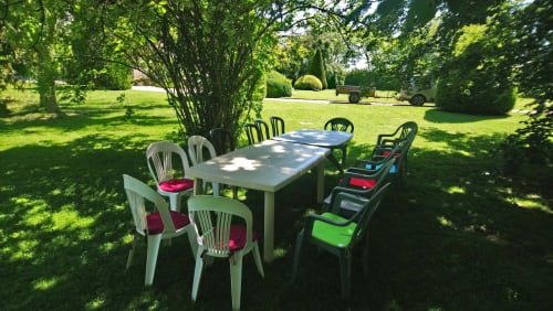 Table de piquenique à l'ombre des arbres dans le parc du Domaine des Thomins Maison d'hôte Cisai Saint-Aubin Hôtel Gacé