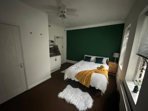 Ensuite room in london close to Plumstead Train station with direct trains to London Bridge