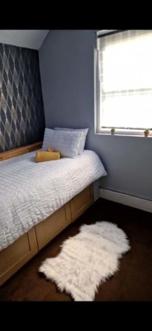 Cheap compact room in London 