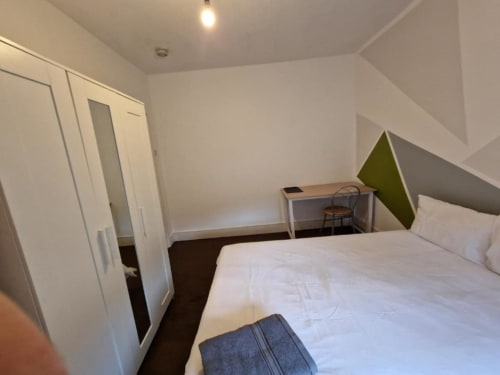 Bed and towels provided in all rooms 