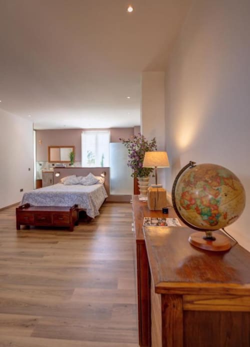 Superior double bedroom with garden views at Finca Almenara De Copau hotel in Zaragoza, featuring wooden floors, vintage