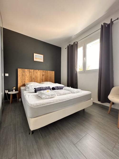 Chambre principale de la Villa Casa Sabbia, location haut de gamme en Corse